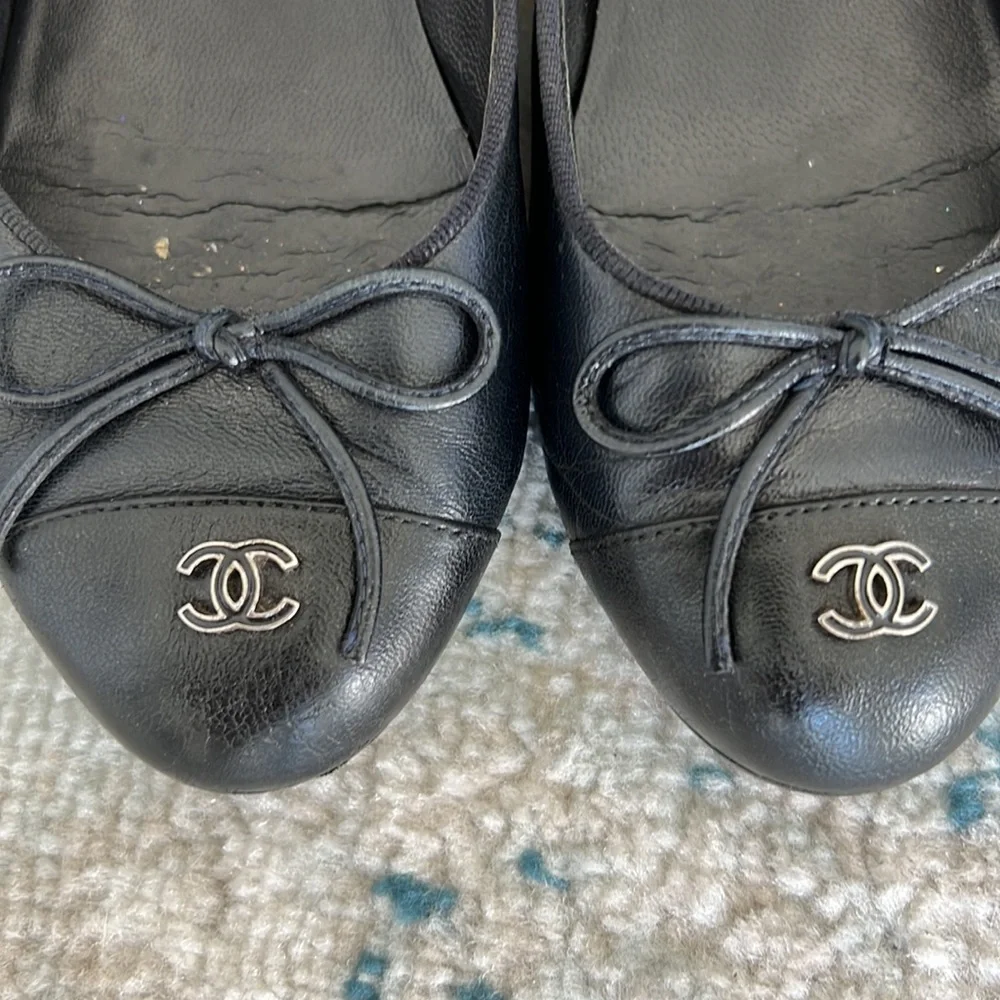 Chanel navy blue Interlocking CC logo leather ballet flats 35 - Picture 3 of 6